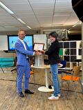 man reikt certificaat uit aan vrouw