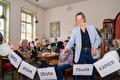 Wethouder Karen Hansems opent de dertigste thuiskamer van Het Hogeland in Pieterburen. Een tekstuele versie van de afbeelding is hieronder toegevoegd.